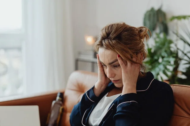 Female student panicking over assignment deadline pressure.